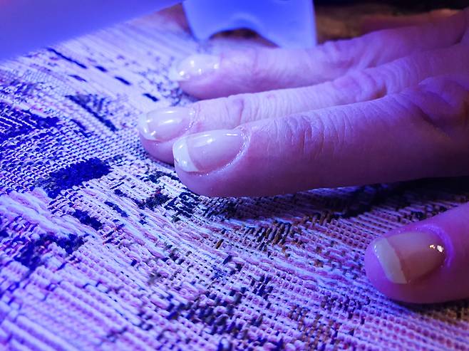 젤 네일을 할 때 흔히 사용하는 자외선 경화 방식의 핵심 성분인 TPO(트리메틸벤조일 디페닐포스핀 옥사이드) 가 유럽연합(EU)에서 전면 금지됐다. [사진=게티이미지뱅크]