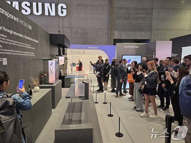 삼성전자 'IFA 2025' 전시장에서 관람객들이 투명 마이크로 LED를 관람하고 있다. 2025.9.6/뉴스1 ⓒ 뉴스1 박주평 기자