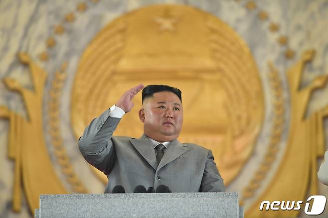 (평양 노동신문=뉴스1) = 지난 2020년 10월10일  김정은 북한 노동당 총비서가 당 창건일 75주년을 맞아 평양 김일성 광장에서 진행된 열병식에서 연설을 하면서 오른손을 높이 든 모습. [국내에서만 사용가능. 재배포 금지. DB 금지. For Use Only in the Republic of Korea. Redistribution Prohibited] rodongphoto@news1.kr