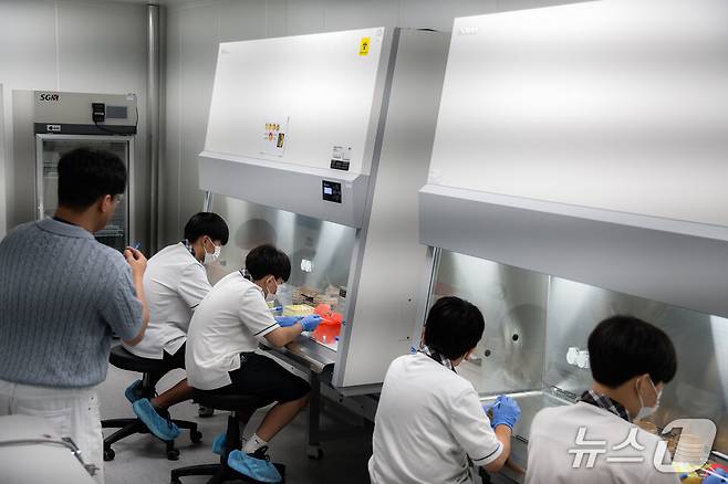 학생들이 화순 미생물실증지원센터에서 현장체험학습을 하고 있다. (전남도교육청 제공, 재판매 및 DB 금지)/뉴스1