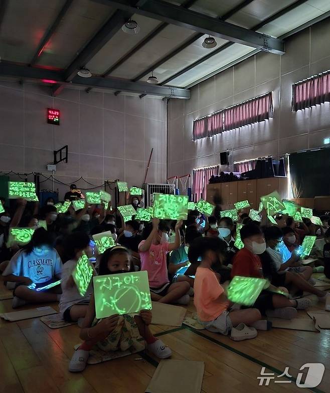 '지구 지킴이 콘서트'에서 학생들이 형광펜으로 지구사랑 글씨를 쓴 뒤 들어보이고 있다.(전남도교육청 제공, 재판매 및 DB 금지)/뉴스1