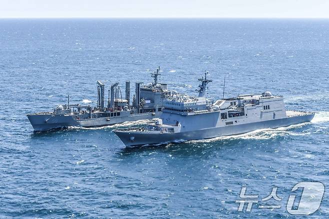 해군 훈련함인 한산도함(ATH)과 군수지원함인 대청함(AOE)의 기동 모습. (해군 제공) 2024.9.5/뉴스1