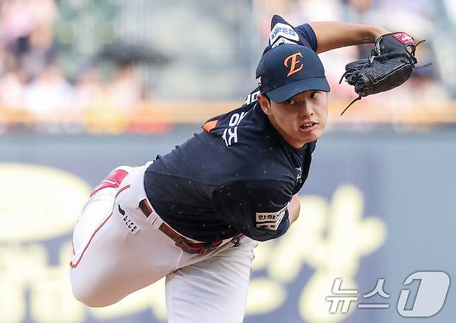 22일 서울 송파구 잠실야구장에서 열린 프로야구 '2025 신한 SOL뱅크 KBO 리그' 한화 이글스와 두산 베어스의 경기, 한화 선발 문동주가 역투하고 있다. 2025.7.22/뉴스1 ⓒ News1 김성진 기자