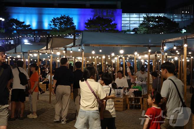 제29회 무주 반딧불축제 개막날인 6일 전북 무주군 등나무운동장에 방문객들의 발길이 이어지고 있다. 2025.9.6/뉴스1 ⓒ News1 유경석 기자