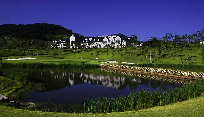 KLPGA 정규투어를 개최하는 해피니스CC 휴먼코스 9번홀 전경. 아일랜드 홀이어서 티샷 정확성이 필요한 홀이다. 사진 | 해피니스CC