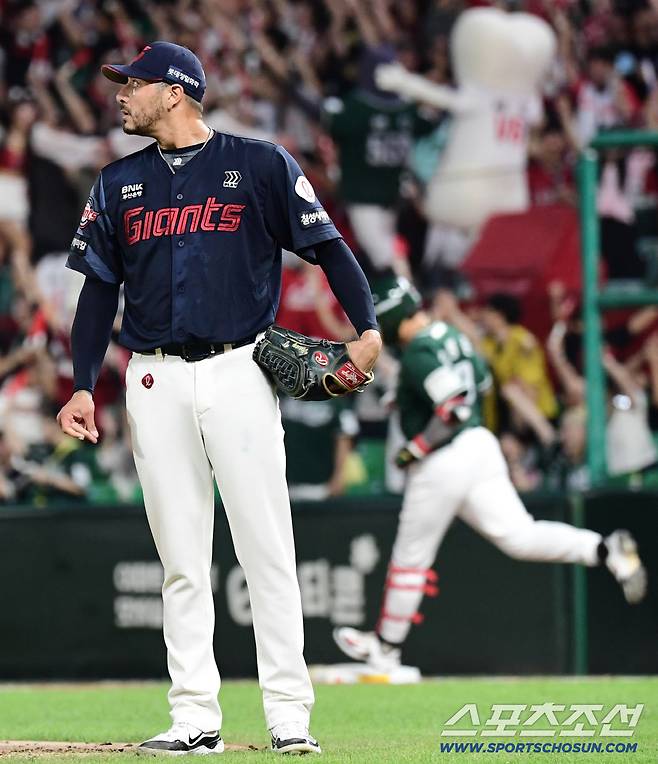 5일 인천 SSG랜더스필드에서 열린 SSG와 롯데의 경기. 4회말 SSG 고명준에게 투런 홈런을 허용한 롯데 벨라스케즈. 인천=송정헌 기자songs@sportschosun.com/2025.09.05/