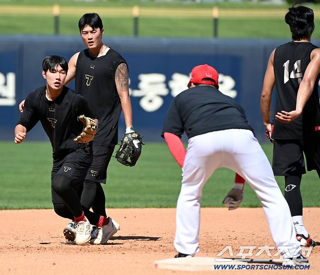 5일 광주KIA챔피언스필드에서 열린 KT와 KIA의 경기, KIA 이범호 감독이 정현창, 박민, 김규성의 수비훈련을 지도하고 있다. 광주=허상욱 기자wook@sportschosun.com/2025.09.05/