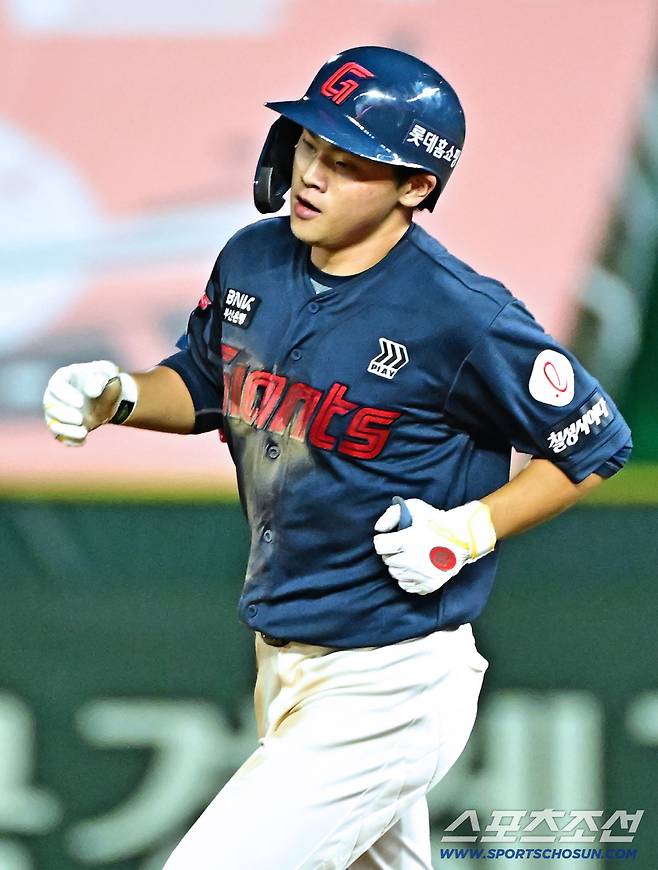 5일 인천 SSG랜더스필드에서 열린 SSG와 롯데의 경기. 6회 SSG 화이트 상대 3점홈런을 날린 롯데 박찬형. 인천=송정헌 기자songs@sportschosun.com/2025.09.05/