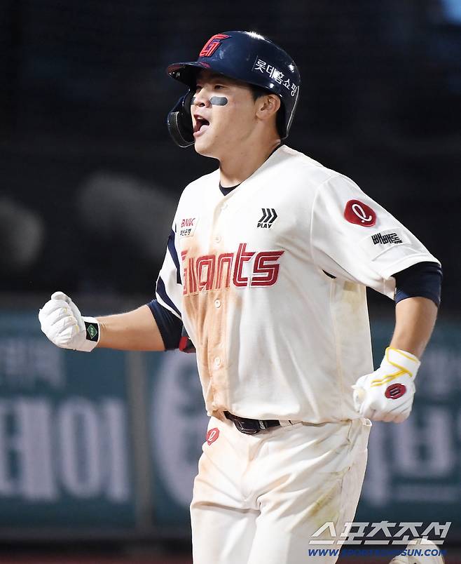 28일 부산 사직구장에서 열린 KT-롯데전. 10회말 무사 박찬형이 동점 솔로포를 친 후 환호하고 있다. 부산=정재근 기자 cjg@sportschosun.com/2025.8.28/