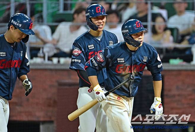 5일 인천 SSG랜더스필드에서 열린 SSG와 롯데의 경기. 6회 SSG 화이트 상대 3점홈런을 날린 롯데 박찬형. 인천=송정헌 기자songs@sportschosun.com/2025.09.05/