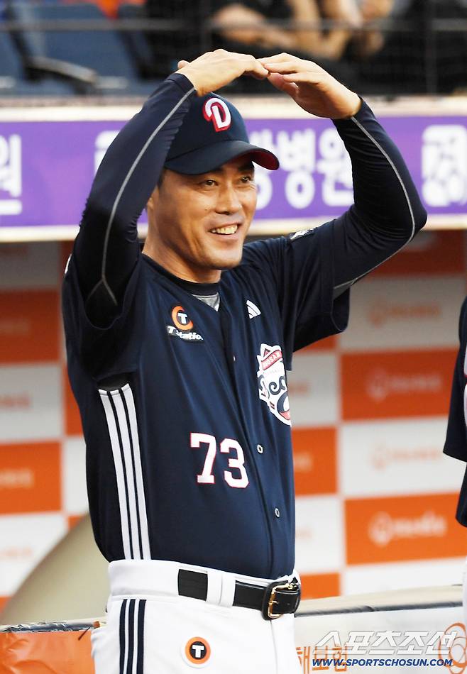 19일 대전 한화생명볼파크에서 열린 한화 이글스와 두산 베어스의 경기. 두산 조성환 대행이 한화 선수들과 인사를 나누고 있다. 대전=박재만 기자 pjm@sportschosun.com/2025.08.19/