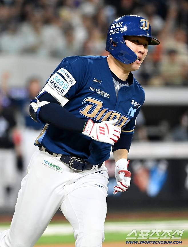 3일 대전 한화생명볼파크에서 열린 NC와 한화의 경기, 8회초 NC 최원준이 안타를 치고 있다.  대전=허상욱 기자wook@sportschosun.com/2025.09.03/