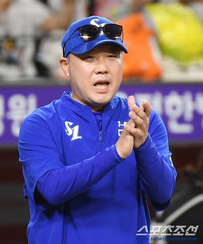 29일 대전 한화생명볼파크에서 열린 삼성-한화전. 5대3으로 승리한 삼성 박진만 감독이 선수들을 맞이하고 있다. 대전=정재근 기자 cjg@sportschosun.com/2025.8.29/