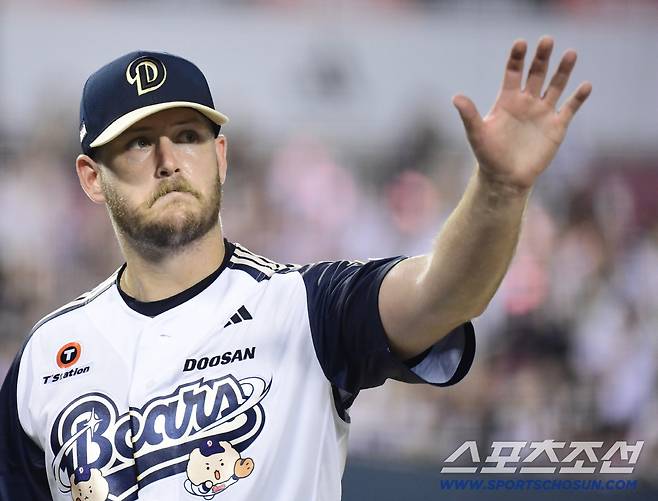 24일 잠실구장에서 열린 두산과 KT의 경기. 7회 1사 1루. 마운드를 내려오며 팬들에게 인사를 건네고 있는 두산 선발 콜어빈. 잠실=송정헌 기자songs@sportschosun.com/2025.08.24/