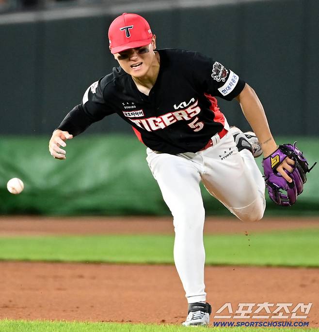 7일 부산 사직야구장에서 열린 KIA와 롯데의 경기, 5회말 무사 1루 김도영이 윤동희의 땅볼을 처리하다 통증을 느낀 듯 얼굴이 찡그려지고 있다. 부산=허상욱 기자wook@sportschosun.com/2025.08.07