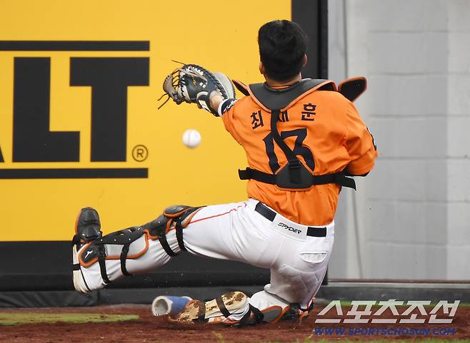 31일 대전 한화생명볼파크에서 열린 삼성-한화전. 2회초 무사 1, 2루 김헌곤의 파울 타구를 잡으려던 최재훈이 부상을 당하고 있다. 대전=정재근 기자 cjg@sportschosun.com/2025.8.31/