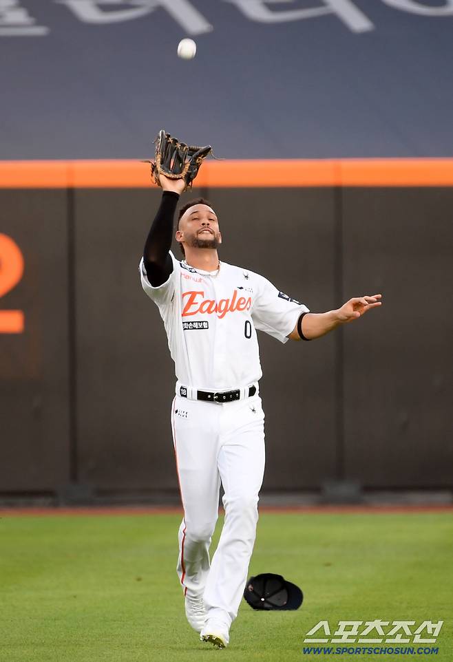19일 대전 한화생명볼파크에서 열린 한화 이글스와 두산 베어스의 경기. 1회초 1사 1,3루 두산 양의 타구를 잡은 한화 리베라토가 홈 송구를 하고 있다. 대전=박재만 기자 pjm@sportschosun.com/2025.08.19/