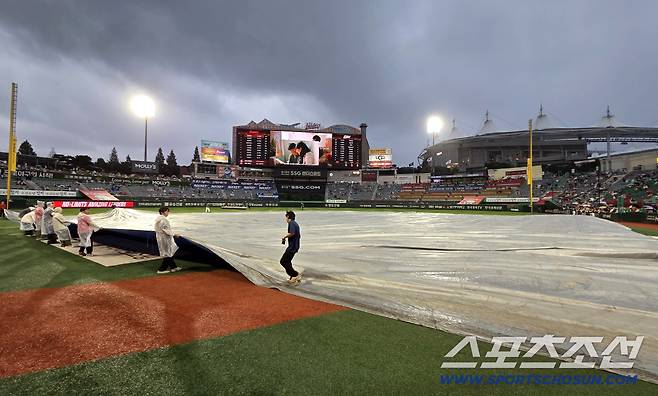 대형방수포를 설치하고 있는 진행요원들.