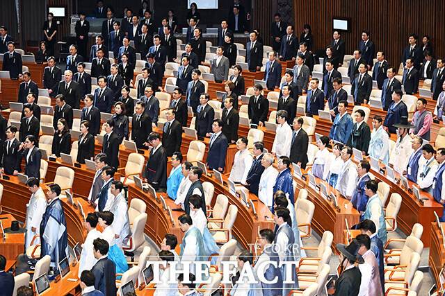 한복을 착용한 더불어민주당 의원들과 상복을 착용한 국민의힘 의원들이 1일 오전 서울 여의도 국회에서 열린 제429회 국회(정기회) 제1차 본회의에 참석한 모습. /배정한 기자