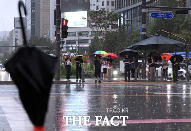 주말이자 토요일인 6일은 전국 대부분 지역에 비가 내리겠고, 새벽부터 오후 사이 소강상태를 보이는 곳이 있겠다. 비가 오지 않는 지역은 최고체감온도 33도 안팎으로 오르면서 매우 무덥겠다./이새롬 기자