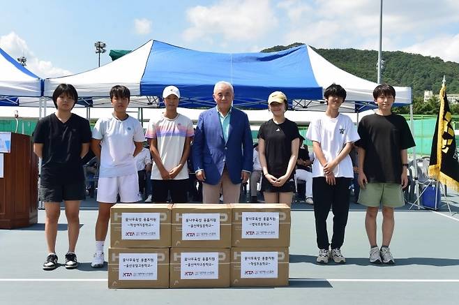 대한테니스협회는 울산시 관내 테니스 학교에 용품을 지원했다(사진/황서진 기자)