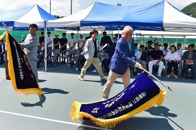 우승기를 흔들어 보이는 주원홍 회장