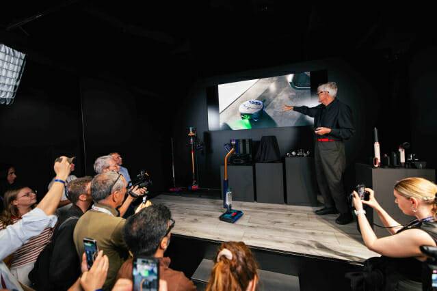 다이슨 창립자 제임스 다이슨이 5일(한국 시간) 열린 독점 출시 행사 '다이슨 언베일드'에서 신제품을 소개하고 있다. (사진=다이슨)