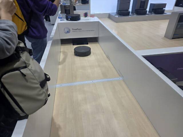 에코백스 디봇 X11이 문턱을 넘고 있다.(사진=전화평 기자)