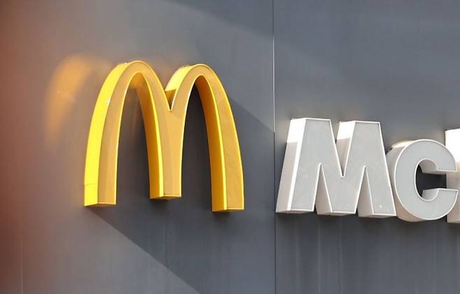 맥도날드가 미국 외식업계의 오랜 관행인 '팁 임금제'에 반대하며 모든 근로자가 최저임금 이상을 받아야 한다고 주장하고 나섰다. 연합뉴스