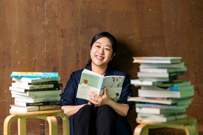 시 평론가이기도 한 나민애 교수는 최근 어른을 위한 시 필사책과 어린이들이 읽기 좋은 동시집을 냈다. 그는 “특히 아이들이 동시를 많이 읽는 세상이면 좋겠다”며 “다섯 살짜리가 ‘아, 엄마랑 재뉴어리(January·1월) 철자 외우며 많이 혼났지’란 추억 말고, ‘그 알록달록한 시집 읽을 때 참 좋았지’ 같은 유년 기억을 가지면 좋겠단 마음”이라고 했다./이건송 영상미디어 기자