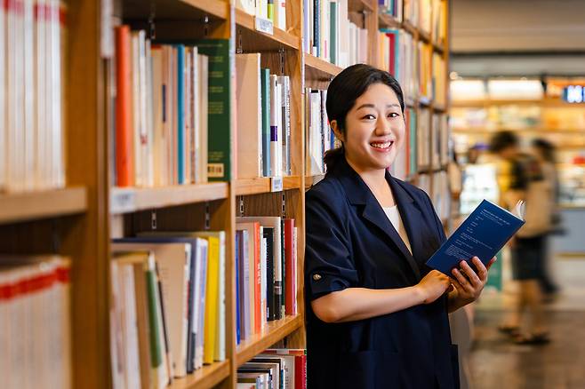 광화문 교보문고에서 아버지 시집인 '꽃을 보듯 너를 본다'를 들고 있는 나민애 교수./이건송 영상미디어 기자