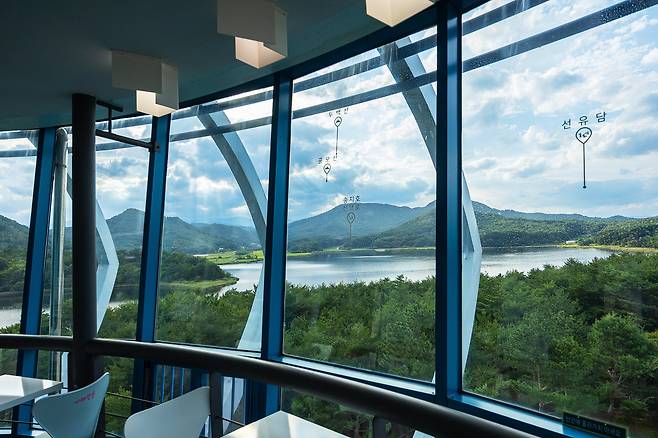 '송지호관망타워'에서 바라본 풍경. 창문에는 위치 표시가 돼 있어 주변을 조망하기에 좋다. / 양수열 영상미디어 기자