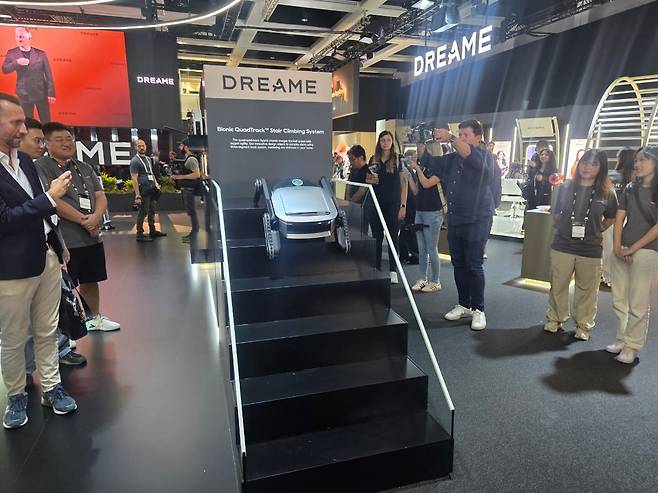 계단 오르는 드리미 로봇 청소기./유지한 기자