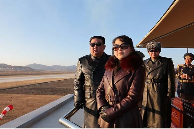 2023년 11월 제1공군사단 비행연대를 찾아 비행사들의 시위비행을 참관한 김정은과 딸 주애. /노동신문 뉴스1