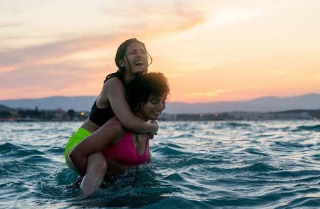 시리아에서 탈출한 수영 선수 자매의 실화를 다룬 감동적인 영화 ‘더 스위머스’.
