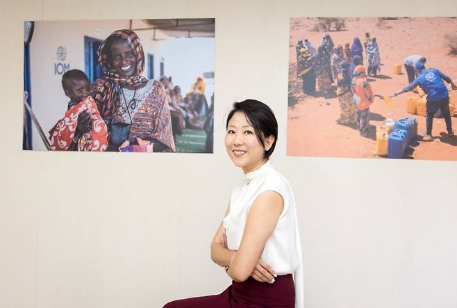 “내가 사랑한 사람들, 내가 도왔던 사람들, 그 사람들의 얼굴이 내 삶이었다.” 서울 무교동에 있는 IOM 한국 대표부 사무실에서 포즈를 취한 이성아 사무차장./사진=김흥구