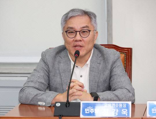 더불어민주당 최강욱 교육연수원장. 연합뉴스