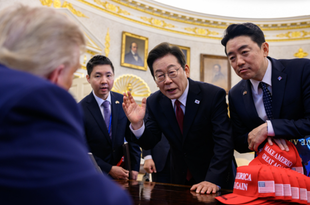 지난달 25일 백악관에서 이재명 대통령이 결단의 책상에 앉은 도널드 트럼프 미국 대통령에게 무엇인가 설명하고 있다. ⓒ플리커·연합뉴스