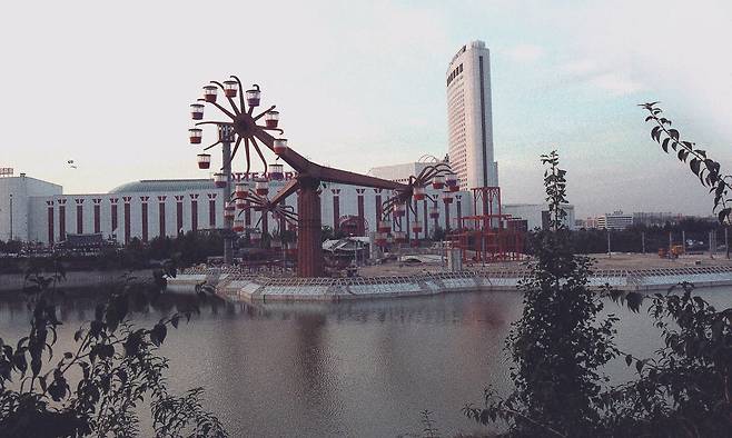 1988년 서울 송파구 잠실동 석촌호수변에 들어선 롯데호텔 월드. 이듬해 복합쇼핑몰과 테마파크까지 개장한다. 출처 서울역사박물관 아카이브