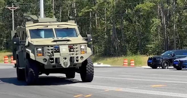 4일(현지 시간) 미국 조지아주 현대차-LG에너지솔루션 합작 배터리 공장 건설 현장을 미국 단속당국의 특수전술차량이 급습하고 있다. 서배너모닝뉴스 화면 캡처