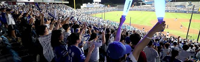 삼성과 키움의 프로야구 경기가 열린 5일 대구구장을 가득 채운 팬들이 응원을 보내고 있다. 이날 대구구장에는 올해 47번째로 만원 관중(2만4000명)이 들어찼다. 대구=뉴시스