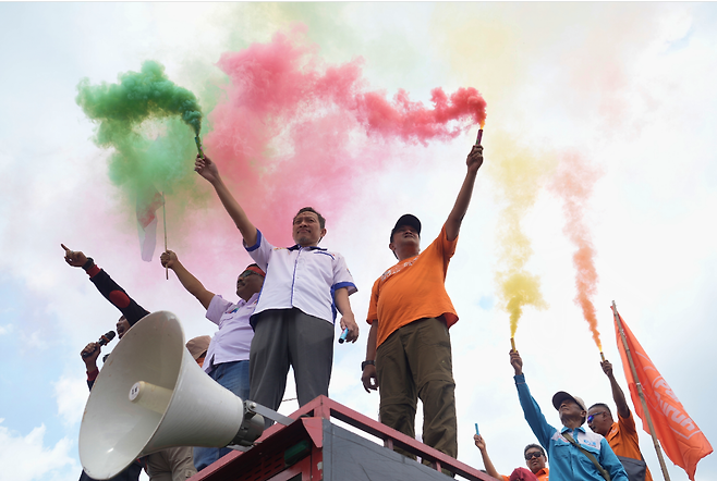 8월 28일 인도네시아 자카르타 의회 밖에서 저임금에 반대하는 집회를 벌이는 인도네시아 노동자들. AP 뉴시스