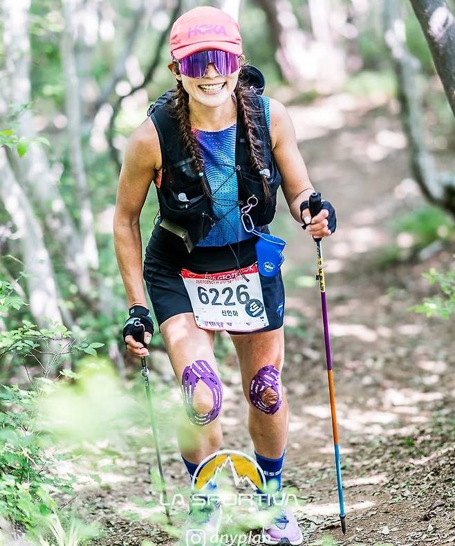 신민아 씨가 올 5월 열린 거제트레일러닝 66km에 출전해 산을 오르고 있다. 신민아 씨 제공.
