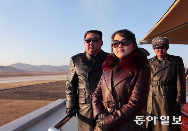 지난해 4월 한 공군 비행장에서 김정은과 함께 곡예비행을 참관하고 있는 딸 김주애. 동아일보 DB