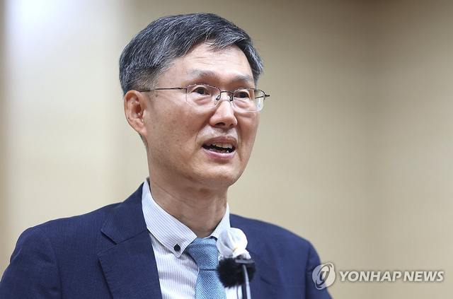 문형배 전 헌법재판소장 권한대행이 18일 경남도교육청에서 ‘헌법의 관점에서 교육을 생각하다’라는 주제로 특강을 하고 있다. [연합뉴스]