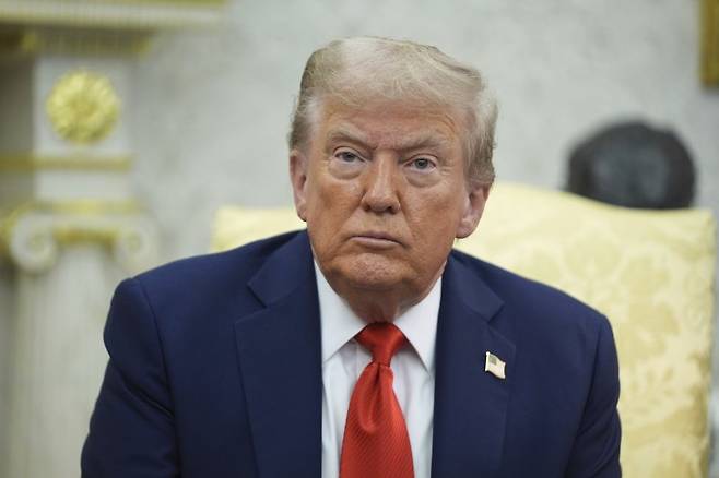 트럼프 대통령이 지난 3일 미국 워싱턴DC 백악관 집무실에서 카롤 나브로츠기 폴란드 대통령과 회담하는 모습. 사진=뉴시스