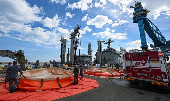 해군이 강릉 가뭄 극복을 위해 군수지원함인 대청함을 투입했다. 해군 1함대 제공