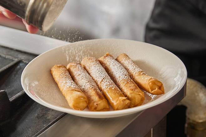 조광효 셰프가 만든 ‘바나나 춘권’. 염서정 스튜디오 어댑터