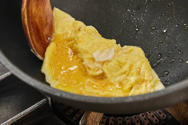 조광효 셰프가 ‘사과 풍미의 치킨 오므라이스’를 만들고 있다. 염서정 스튜디오 어댑터