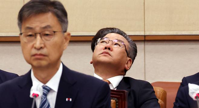 2023년 6월29일 유병호 당시 감사원 사무총장이 29일 오전 국회에서 열린 법제사법위원회 전체회의에서 허고을 쳐다보고 있다. 왼쪽은 최재해 감사원장. 김경호 선임기자 jijae@hani.co.kr